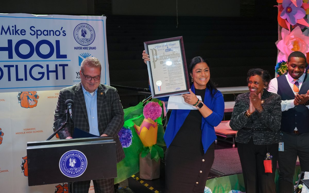 Congratulations Yonkers Middle High School @YonkersSchools for receiving the School Spotlight Award! We are recognizing them for their outstanding ranking in @usnews, 406 out of 17,000 schools nationwide! We are also commending their MSK chapter & college acceptance record!