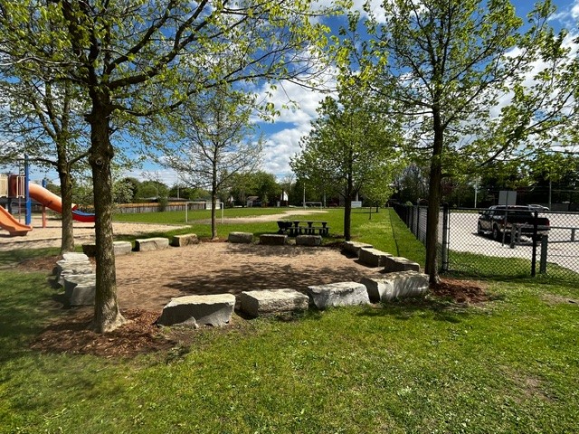 Un grand merci au club Éco-école mais spécialement à Mme Vanessa qui a travaillé très fort pour améliorer la cour et les espaces naturels de Marie-Curie !  WOW ! Toute une différence !