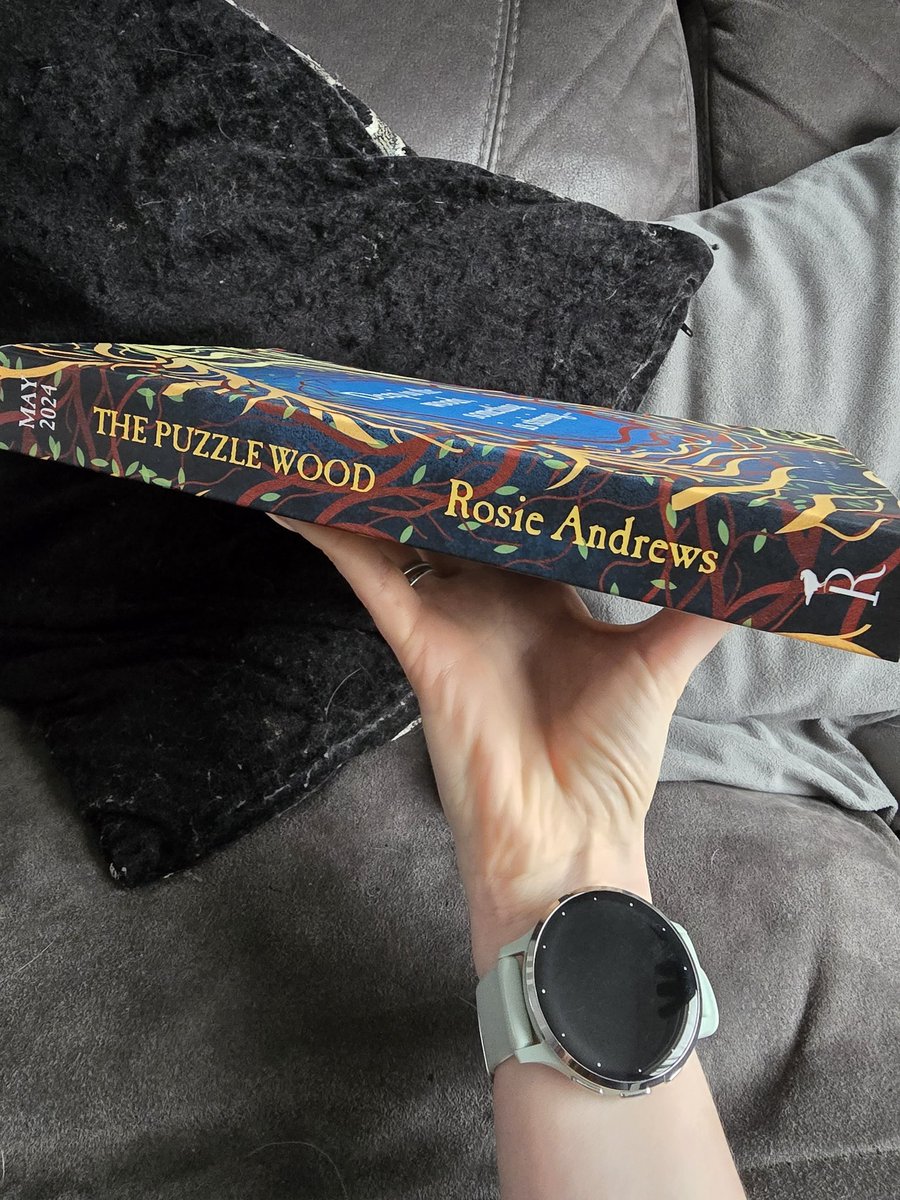 Happy publication day to @rosieandrews22 and her fantastic novel #thepuzzlewood another fabulously mysterious tale that had me turning the pages at a rapid rate!! @BloomsburyRaven #publicationday