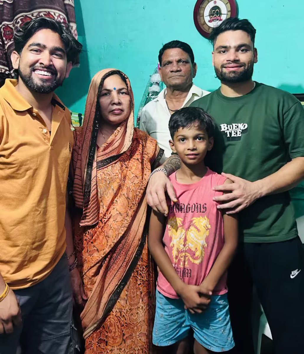 Rinku Singh with his family. ❤️