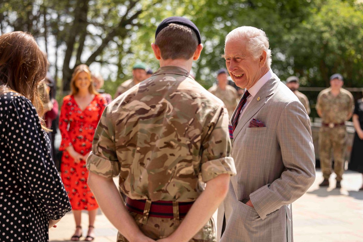 His Majesty the King today visited 3 Royal School of Military Engineering at Gibraltar Barracks, Minley, Hampshire, where @Proud_Sappers undertake trade training. 1/3