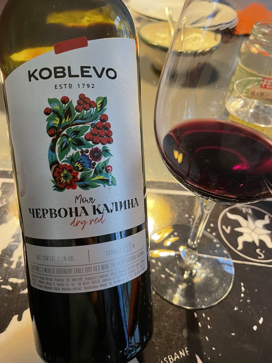 Testade att köpa detta ukrainska vin gjort på 100% Cabernet Sauvignon. 

För 142kr är detta ett roligt vin att testa, inte minst utifrån hur spännande det är när en vanlig druva odlas i otypisk terroir. 

Typisk Cab 4/10
Till Hamburgare 8/10
Stöd till Ukraina 10/10