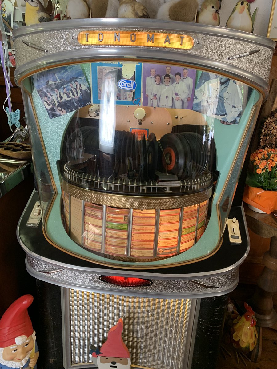 Was sich so in einer kleinen Dorfkneipe findet. Coole alte Jukebox, so alt mit Schlagern aus den Siebzigern und läuft noch mit D-Mark. Wer keine mehr hat, die Wirtin kann wechseln😊