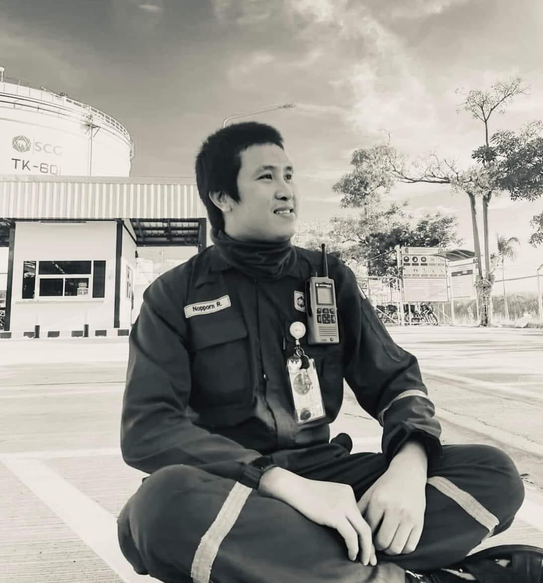 Skyboyz15's tweet photo. 🖤ขอแสดงความเสียใจ ไว้อาลัย แด่ผู้เสียชีวิต “นาย นพพร เรือนมา” เป็นพนักงานประจำของบริษัท ที่พยายามขึ้นไปปิดวาล์วบนถัง ก่อนเกิดการระเบิดขึ้น 
ขอยกย่องผู้เสียชีวิต ในความกล้าหาญและเสียสละ จนทำให้ตนเองต้องเสียชีวิต🙇🏻
#ไฟไหม้ #ไฟไหม้ระยอง
#มาบตาพุดแทงค์ #ระยอง https://t.co/53aogoja1V