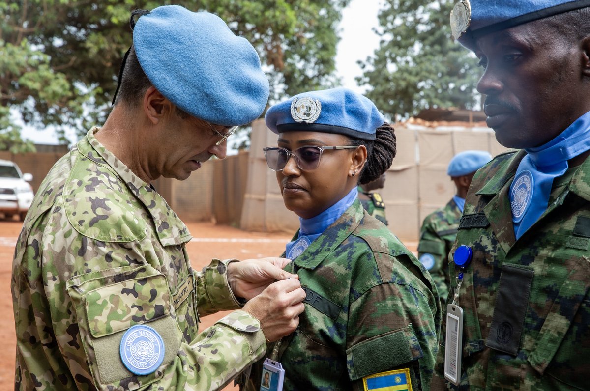 #Photodujour | 750 casques bleus, dont 36 femmes, du contingent🇷🇼de la MINUSCA ont reçu aujourd’hui la médaille des Nations Unies à #Bangui à l’occasion d’une cérémonie présidée par la Représentante spéciale du SG #ONU & cheffe de la MINUSCA en présence d’officiels centrafricains