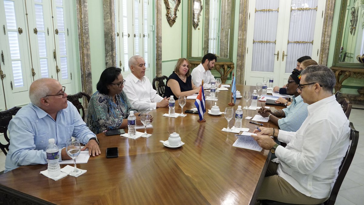 Recibí en @CubaMINREX a la directora ejecutiva @Winnie_Byanyima de ONUSIDA. Expresé compromiso de Cuba para cooperar con países del Sur, a pesar de obstáculos del bloqueo de EE.UU. El acceso a tecnologías, insumos médicos y financiamiento son vitales para enfrentar el VIH/Sida.