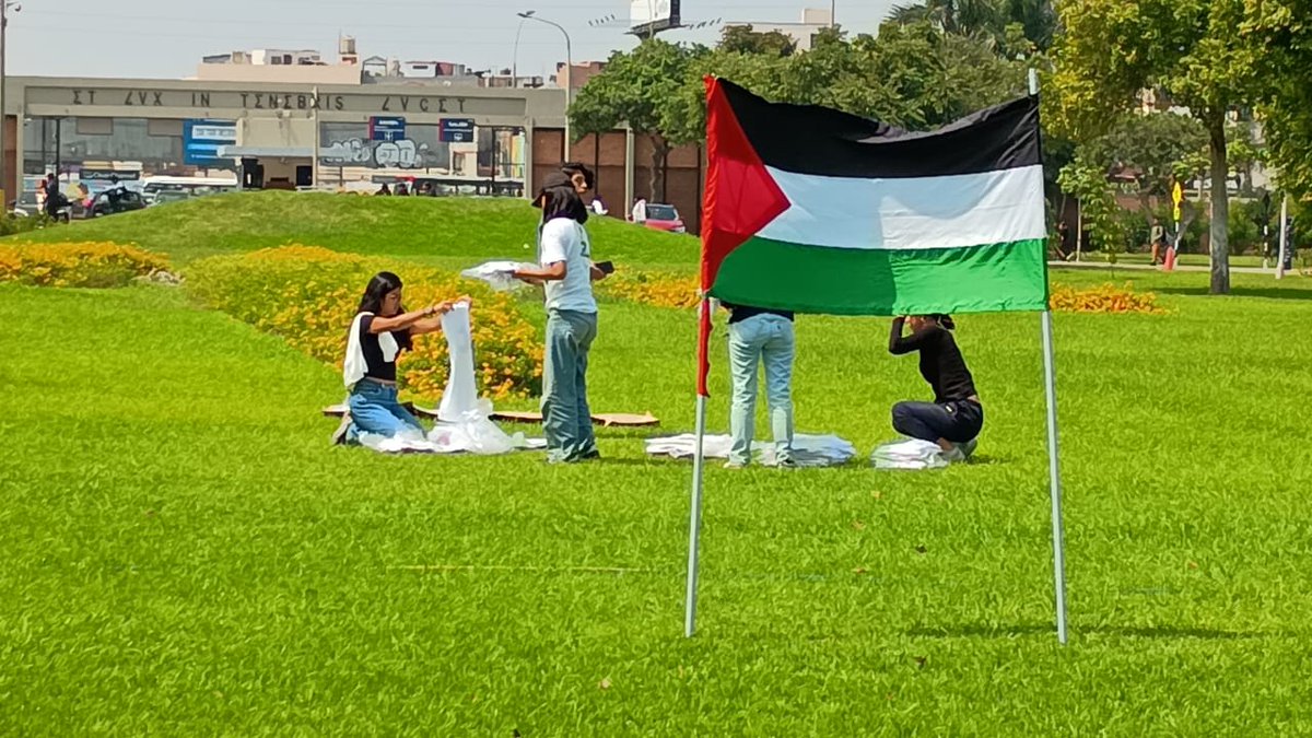 Estudiantes de la @pucp se solidarizan con el pueblo palestino. #KausachunPalestina #FreePalestine #Pucp