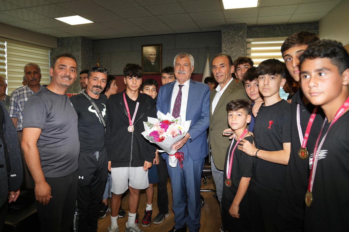 Uşak'ta düzenlenecek Yıldızlararası Türkiye Futbol Şampiyonası'nda son 8'e kalan Şehit Enver Buğur Ortaokulu Yıldızlar Erkek Futbol Takımı ve yöneticilerini ağırladık. Adana'mızı gururla temsil eden ve bizim de desteklediğimiz okul takımımızın öğrencilerine ve yöneticilerine…