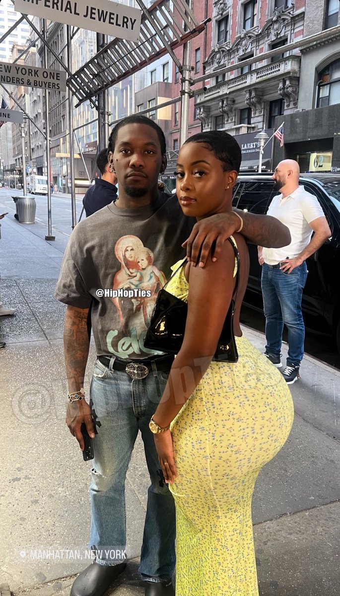 This picture of Offset with a fan is going viral 👀📸