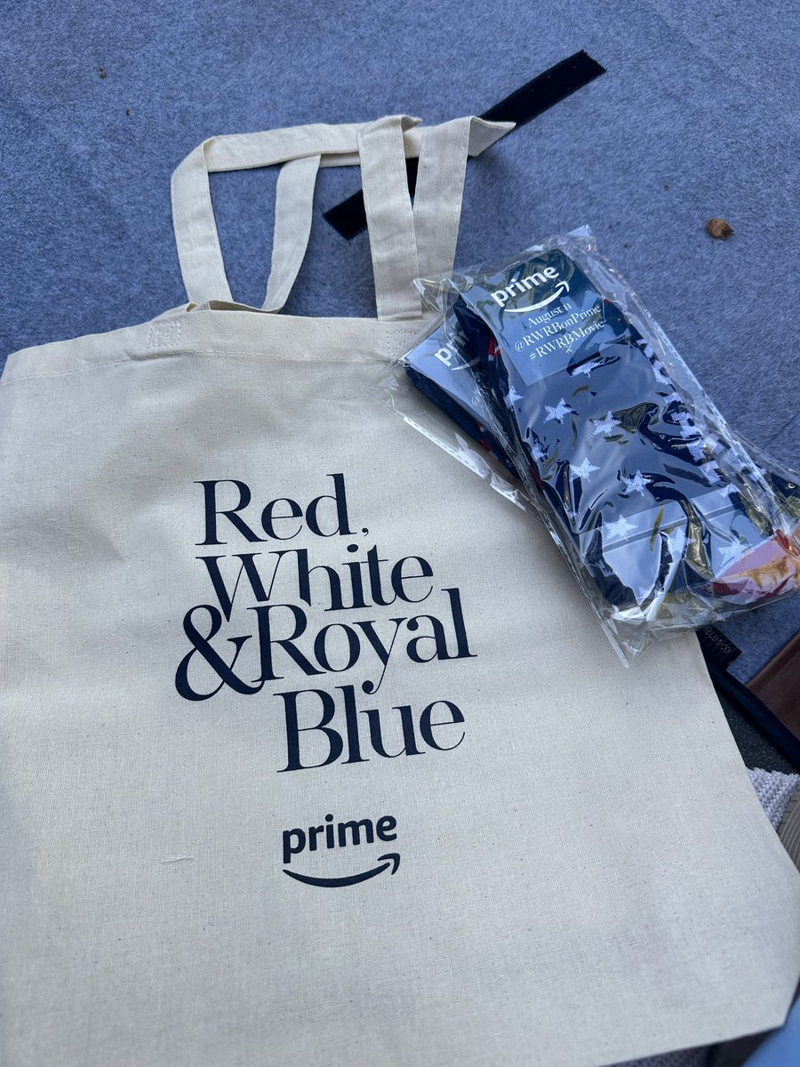 omg!! they just gave us a tote bag with the socks