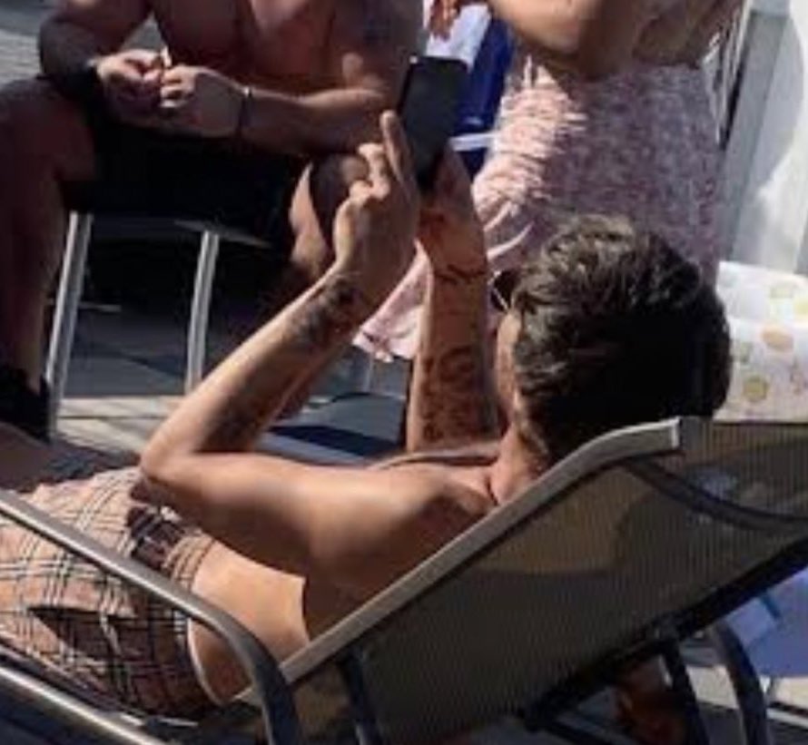 louis tanning is my fav genre hes so sexy