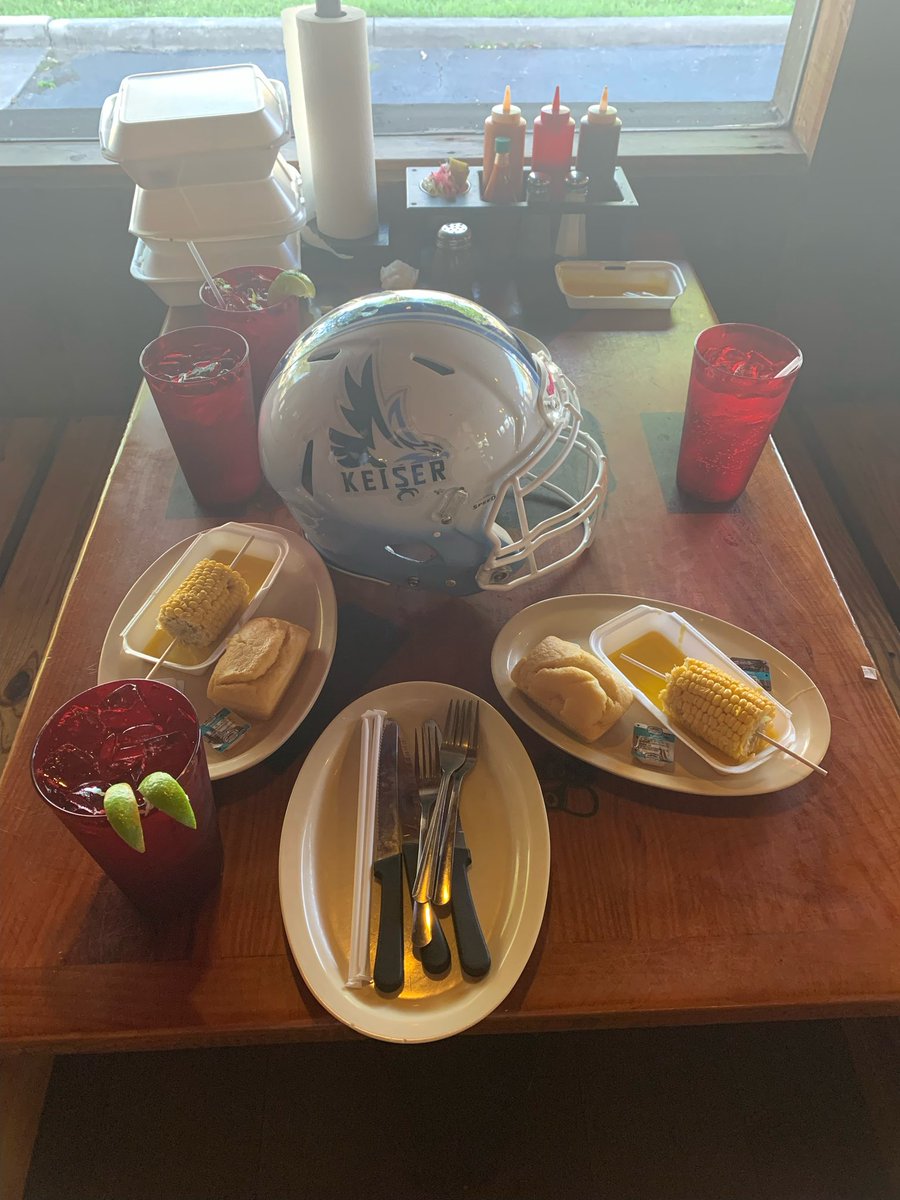 Thanks @ShortysBarBQ for taking care of us today after recruiting the 3️⃣0️⃣5️⃣. #GRIT #SeahawkFast 🦅💨