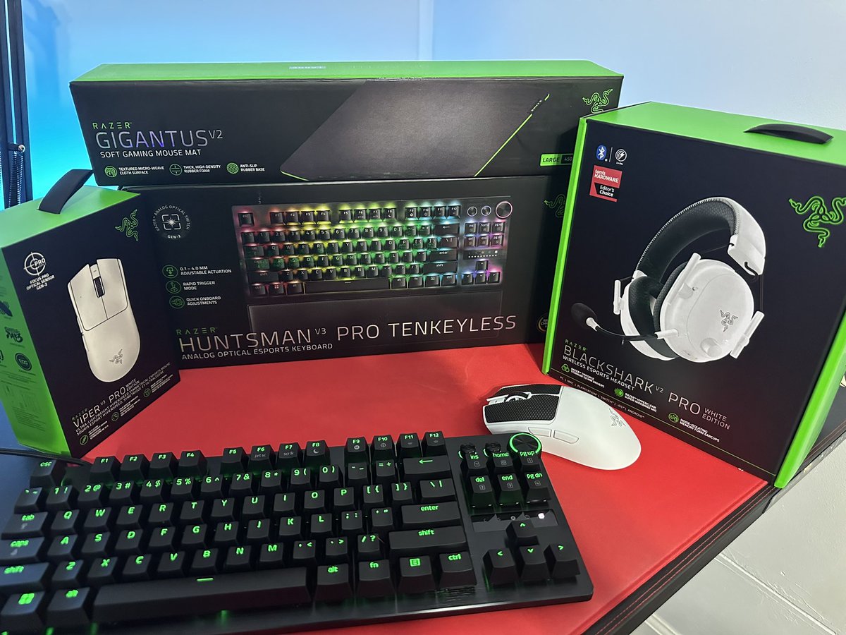s/o @Razer for the supply drop! The keyboard and mouse have been absolutely amazing! The mouse and headset both came in white which is perfect. Excited to try the headset and mousepad 😎