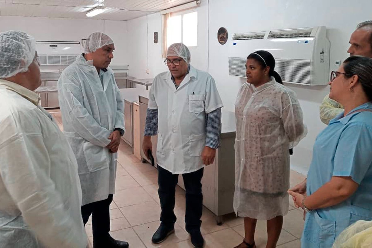 Hasta el @iiia_cuba llegó en esta tarde el Ministro de la Industria Alimentaria @AlbertoLopezcu para evaluar las potencialidades que desde la gestión de la ciencia faciliten la búsqueda de alternativas para producir alimentos en medio de la situación económica que vive Cuba.