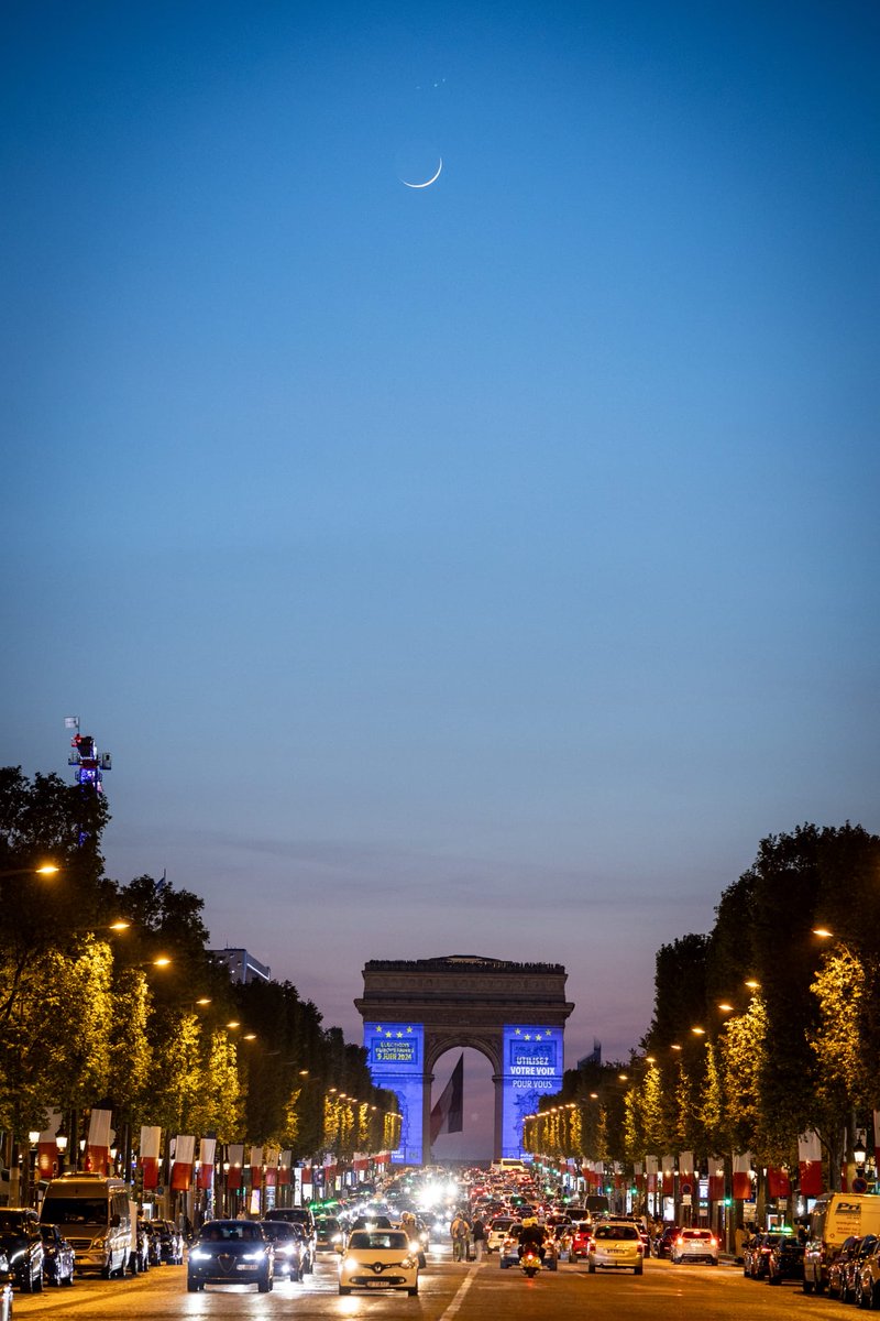 Anlässlich des Europatags wird der Triumphbogen blau beleuchtet, ebenso wie viele andere Symbolbauten der 27 EU-Hauptstädte. #Europatag