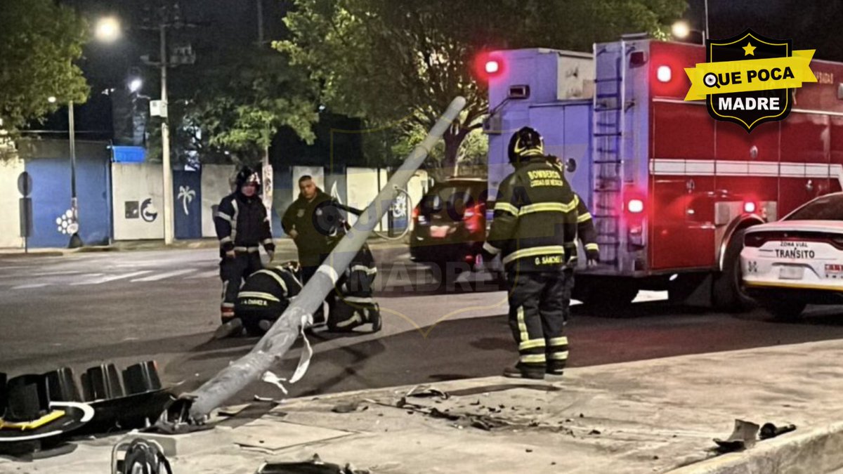 ‼⚠ SE LE PASARON LAS COPITAS | MUJER EBRIA CHOCA SU AUTO EN LA #GAM 💥🚗🍻 Este jueves, una mujer de 25 años de edad chocó su vehículo contra postes de concreto, lo que provocó que varios semáforos colapsaran, esto en el cruce de las calles Granito y Eje 4 Talismán, en la…