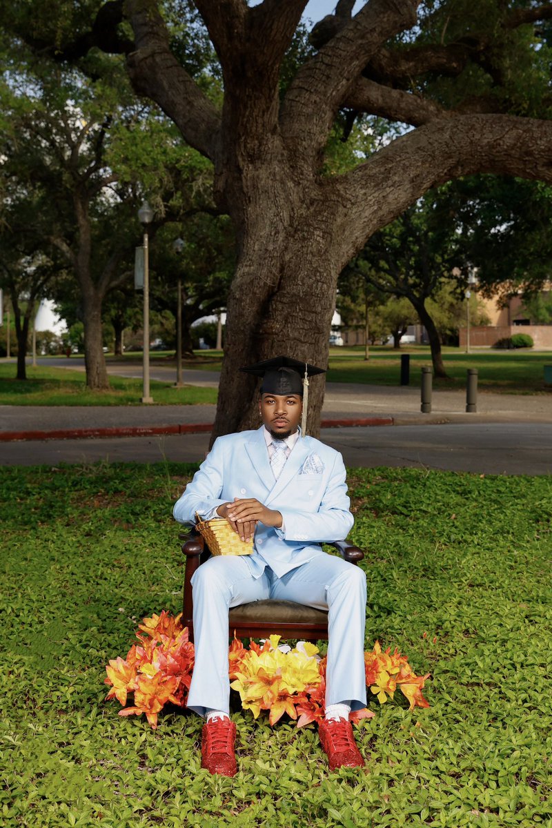 HippieKey's tweet image. We ain’t in the Mo anymore;The road traveled down wasn’t yellow bricked but was made white for me to paint color with my accolades. God dropped me off at the right place and the right time.

I thank you Lord! Get ready to enjoy my Story⭐️

#NoPlaceLikePV #PVGrad #HBCUGrad #PV