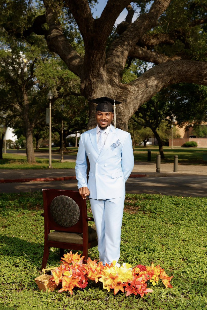 We ain’t in the Mo anymore;The road traveled down wasn’t yellow bricked but was made white for me to paint color with my accolades. God dropped me off at the right place and the right time.

I thank you Lord! Get ready to enjoy my Story⭐️

#NoPlaceLikePV #PVGrad #HBCUGrad #PV
