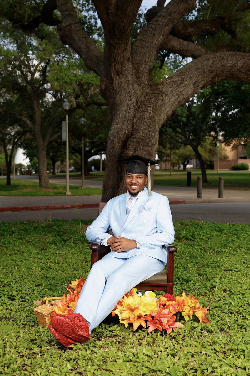 HippieKey's tweet image. We ain’t in the Mo anymore;The road traveled down wasn’t yellow bricked but was made white for me to paint color with my accolades. God dropped me off at the right place and the right time.

I thank you Lord! Get ready to enjoy my Story⭐️

#NoPlaceLikePV #PVGrad #HBCUGrad #PV