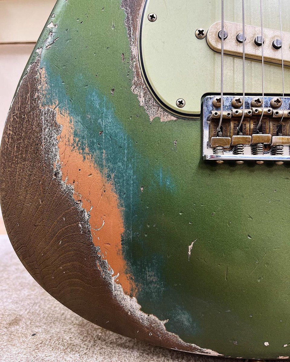 We're green with envy over this '60s Aged Sherwood Green Metallic over Copper Strat — built by Levi Perry. 💚 Comment below your favorite shade of Fender Green.