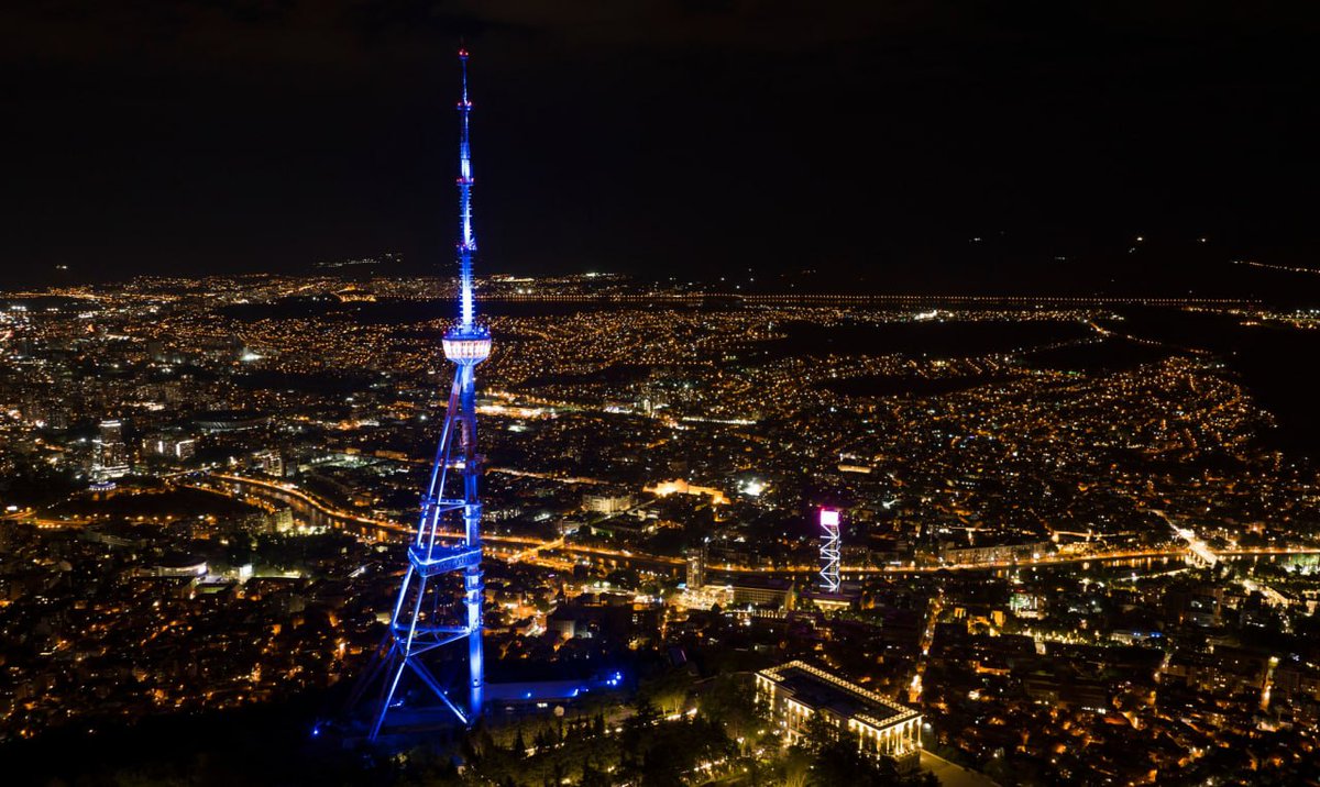 🇬🇪❤️🇪🇺 The main attractions of Tbilisi and Batumi are illuminated in the colors of the European Union.
As activists are arrested and protesters march towards the city, the Peace Bridge and the television tower on Mtatsminda mountain are painted in the blue colors of the EU flag.