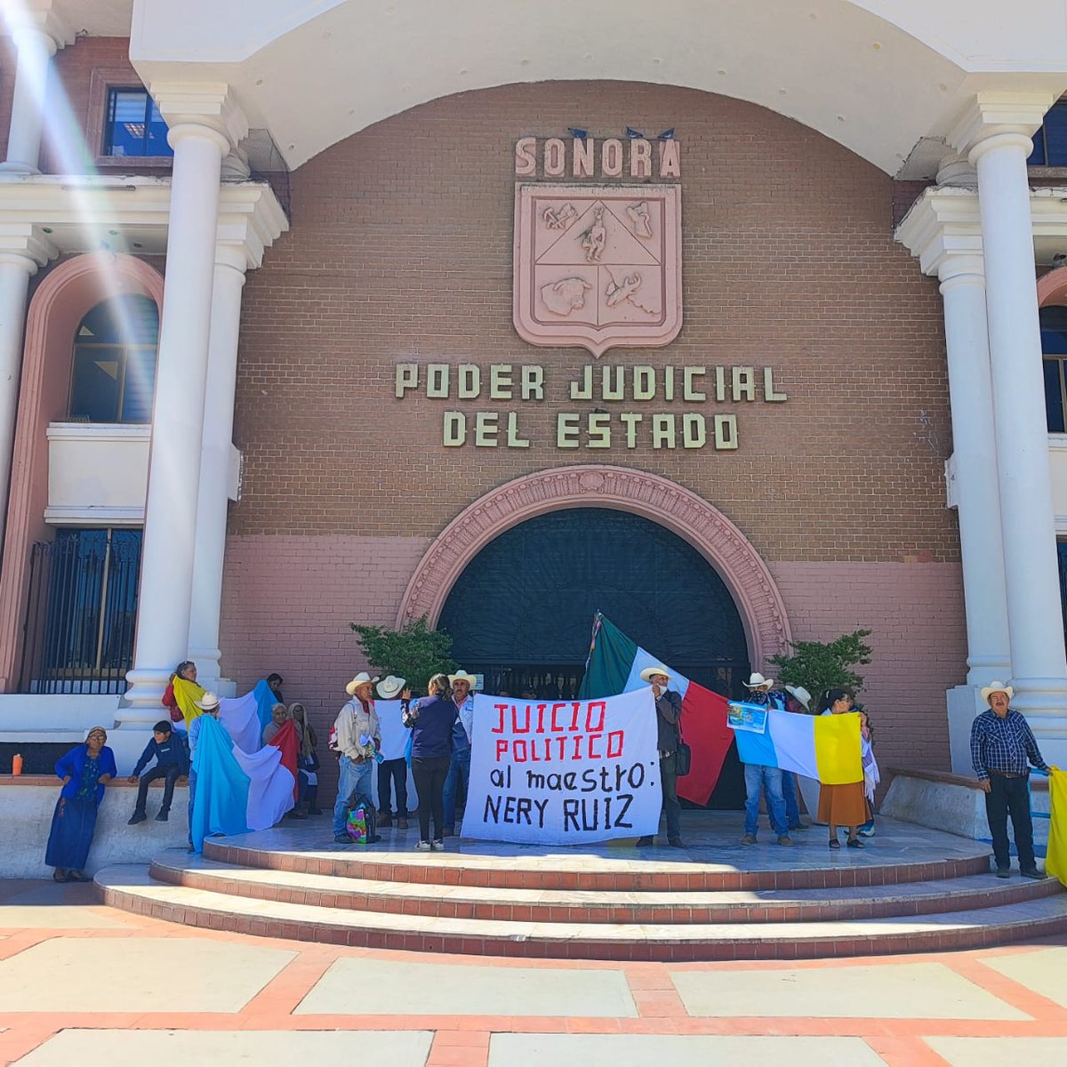 ACCIÓN DEL PUEBLO YOREME EN EL ESTADO DE SONORA Hoy la Alianza Yoreme integrada por los Pueblos de Bachoco, El Alto, Buaysiacobe, Cohuirimpo y Masiacahui, se manifiesta en algunas dependencias públicas de Sonora y marcha por sus calles. wp.me/p8qHTQ-2Gt