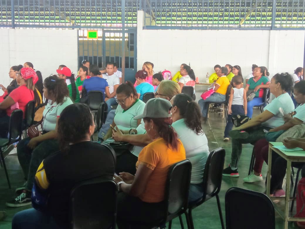 RosaB97462's tweet photo. Hermosa y contundente respuesta de las y los docentes de Acevedo a la Jornada de Formación Ideas Libertarias de Francisco de Miranda. Articulación pedagógica con el enfoque Geohistórico. 115 docentes se formaron bajo la conducción de la Dra Noemí Fr��as y la Prof. Karen Franquiz https://t.co/gd8B71RBBv