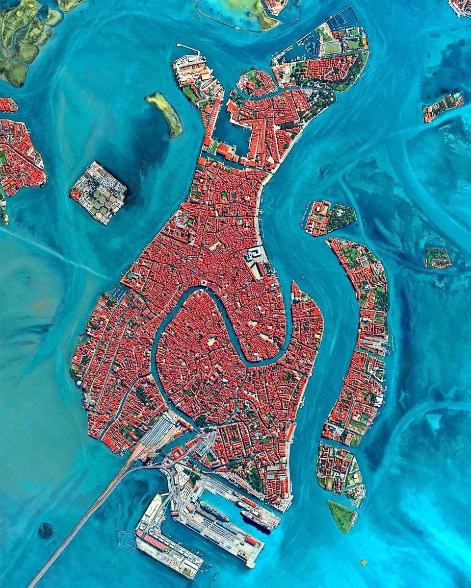 Amazing Photos Of Cities Captured From Above - a thread🧵👇

1. Venice, Italy 🇮🇹