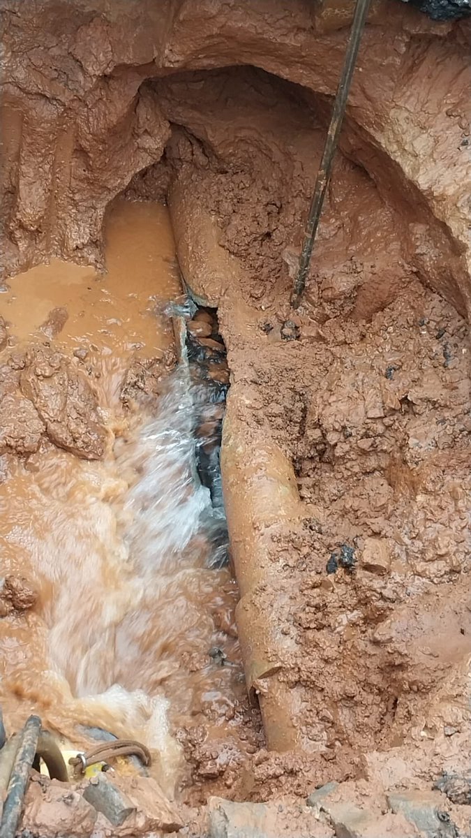 🚧 En Luque trabajamos en la reparación de una tubería de 150 mm para la optimización del servicio de agua potable en la ciudad. 📍Fulgencio Yegros casi Independencia Nacional. #GobiernoDelParaguay