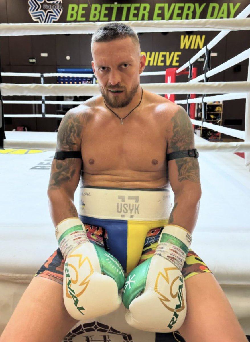 Tyson Fury is coming in lean & Oleksandr Usyk looks slightly heavy. Fascinating approach from both fighters. If Tyson Fury attempts to box Usyk, it could be asking for trouble. An ultra aggressive Usyk hunting for the KO, could also surprise Fury.