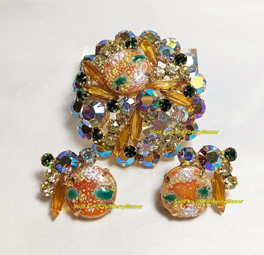 This lovely set is done with the ever-popular, Easter egg cabochons. Video at link. Juliana D&E Brooch Earrings Easter Egg Enamel Stippled Pin Vintage Delizza Elster Designer Jewelry cranberry-manor.com/juliana-d-e-br… #vintage #jewelry #juliana #julianajewelry #brooch #pin #earrings