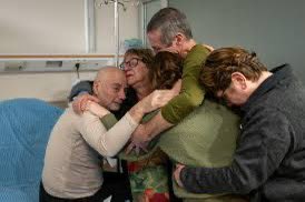 danielocarmon's tweet image. La #Despedida émotive y la #Reunion. 

Cinco  miembros de la familia en una de las reuniones más emotivas que vi: Clara, Gabriella, Luis, Fernándo, Mia, abrazándose inmediatamente después de sus liberación de Gaza. 

Miren La versión real y la versión artística, obsequiadas…