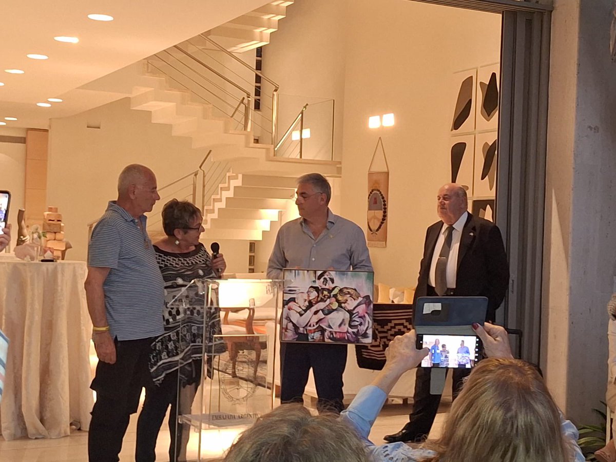 La #Despedida émotive y la #Reunion. 

Cinco  miembros de la familia en una de las reuniones más emotivas que vi: Clara, Gabriella, Luis, Fernándo, Mia, abrazándose inmediatamente después de sus liberación de Gaza. 

Miren La versión real y la versión artística, obsequiadas