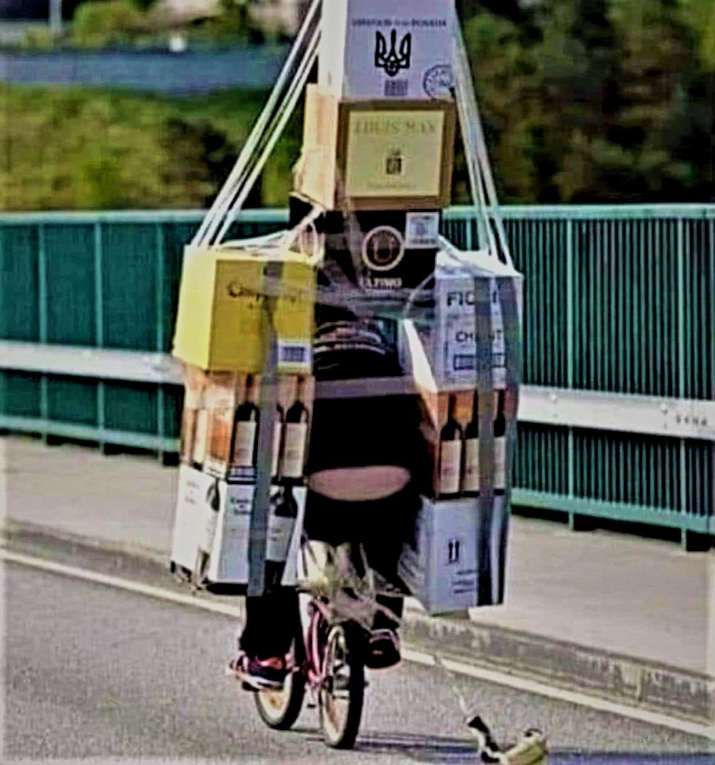 The drivers from the delivery service are clearly underpaid 😂🍷🍇🚚 #wine #winelover #winelovers #delivery @monibragau @amy_oosterhouse @RussellVine1981 @Vinofilosofia @kiwiandkoala @NJWineandBeer @suziday123 @CaththeWineLady