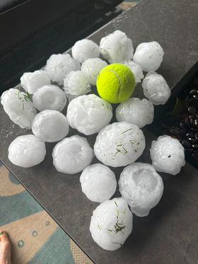 WOW! Tennis Ball hail in Pecan Plantation, TX from @FOX4 viewer Misty Leatherwood. #txwx 🎾🧊⛈️