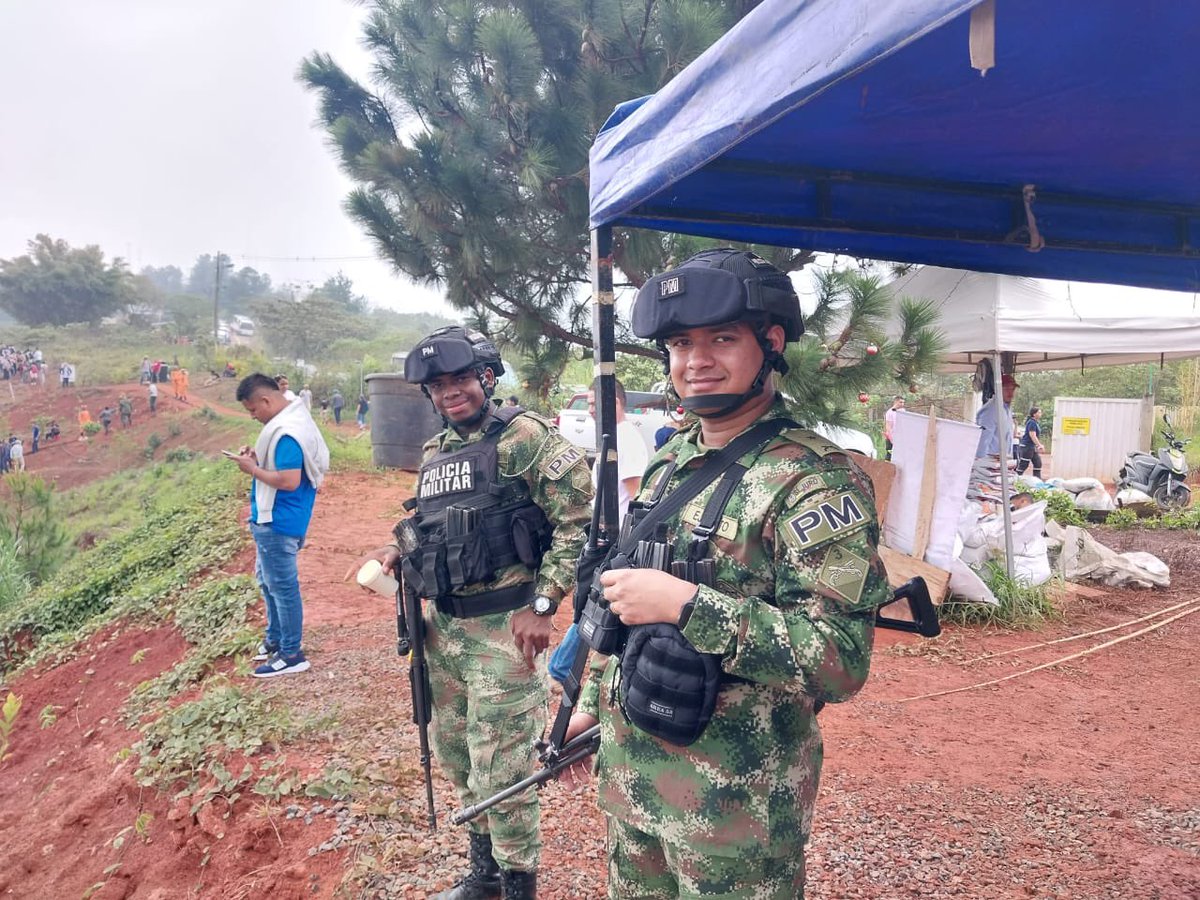 Soldados del Batallón de Policía Militar N.° 3 de la #TerceraBrigada, participaron en la siembra de más de 10 mil árboles de especies nativas en el sector de Cristo Rey en #cali #ValleDelCauca. #CustodiosDelMedioAmbiente
