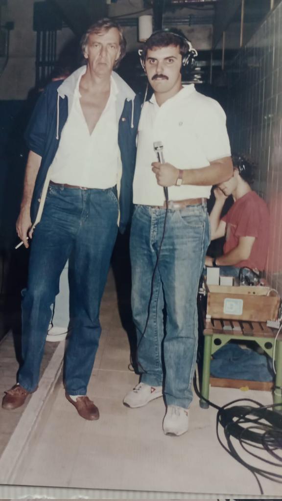 Inolvidable foto, inolvidable momento.
En aquellos Torneos de Verano.
Era el Boca revelación de la temporada estival.
La secuencia es en el Estadio José María Minella antes de un Súper Clásico.
César siempre me atendió a solas y excelente.
Jamás olvidaré ese momento.