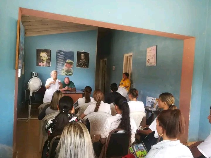#Cuba #Camagüey  desde la sede de la #FMC #Guaimaro se desarrolló intercambio con adolescentes y promotores de salud sobre el embarazo en la adolescencia como parte de las acciones que se desarrollan en el territorio.
#GuaimaroVaPorMasYConTodos
#QueNoSeRompanSusSueños @FMC_Cuba