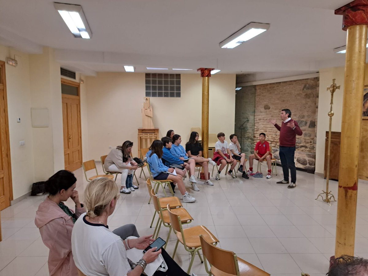 Presentación del campamento de #postconfirmación que tendrá lugar los días 27 al 31 de julio, a los adolescentes de la catequesis y a sus familias.
