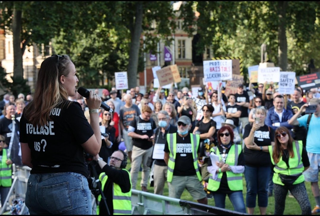 This is @SophieLB1 on stage at our Leaseholders Together rally in 2021 - her strength & determination to campaign for justice is incredible 👏 The Leaseholders Together rally took place the day after Michael Gove @michaelgove replaced @RobertJenrick as Housing Secretary @luhc