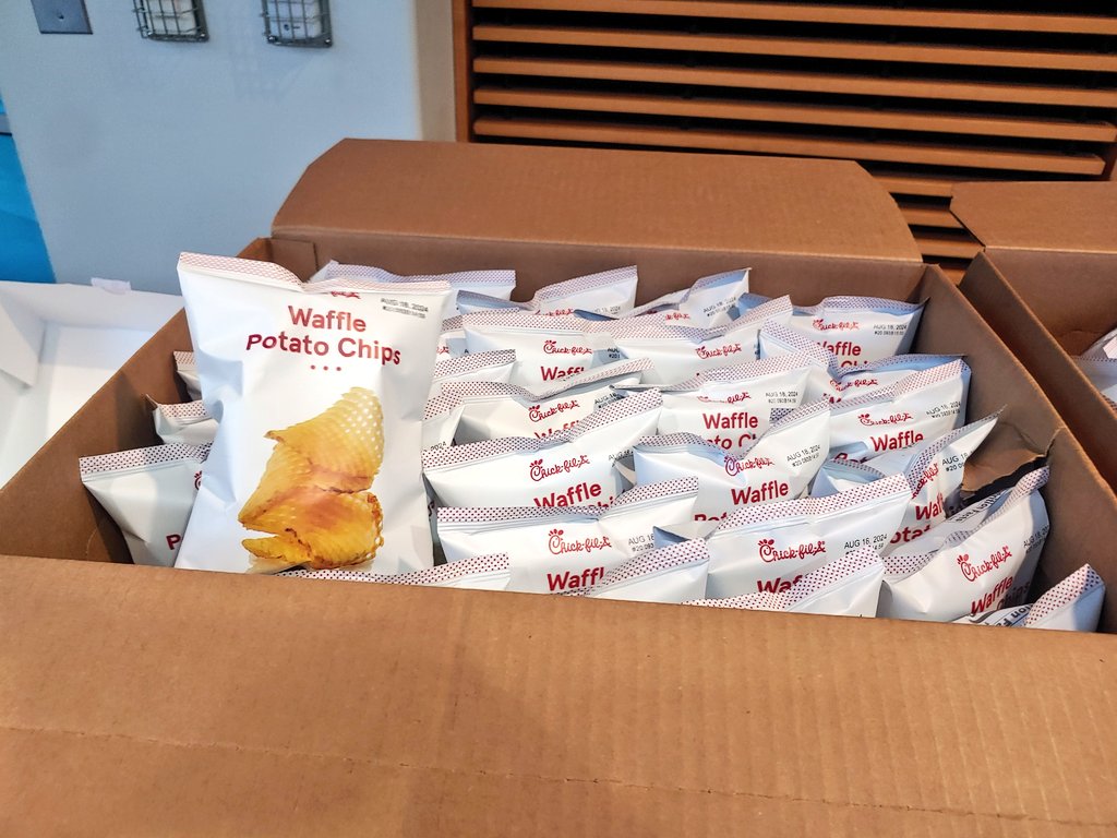 Day 4: Special Delivery from Chick-fil-A 🙌 Happy Teacher Appreciation Week 'On The Hill'💙💛 @APSMaysRaiders @BEMaysPRIDE @MckenzieMaysHS @gaithergifted