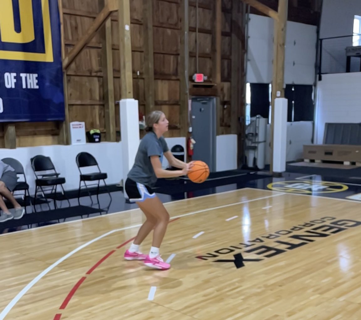 Loved being back in the gym with @karastraub32 as she came up to our membership session in Okemos today. Love her focus and determination to continue improving as a shooter. Holds several college offers as a sophomore #MakeShots