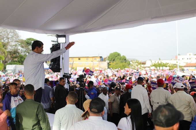 MinMujerVe's tweet photo. Min. y jefa de la @mvenezuelamujer @DhelizAlvarez: Hoy tenemos constituidos 222 mil 225 Comités de Mujeres, de los cuales un 58% son comités sectoriales. Es decir, son lideresas de movimientos sociales.

@delcyrodriguezv 
@ConCiliaFlores 
#NicoEsUnDuro
#LaLocuraEnAnzoátegui https://t.co/N0WcYmIJdj