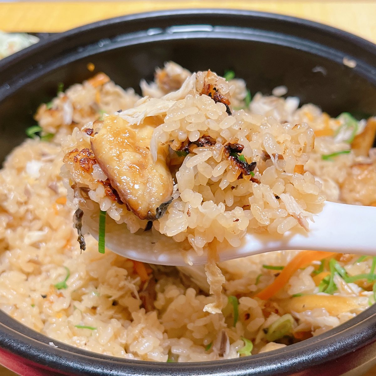 ଘ꒰ ⑅•ᴗ• ꒱◞ ぉはょ•*¨*•.¸¸🌼 きのうの晩ごはんは『鯖の土鍋ご飯』でした🐟 職場の厨房クルーさんから骨抜き鯖をもらったので 土鍋でごはんと一緒に炊き上げました(˶ᵔ ᵕ ᵔ˶)🍲 昆布の出汁と生姜と香ばしく焼いた鯖のエキスが ご飯にしみ込んでメチャ美味しかった(,,>᎑<,,)💕