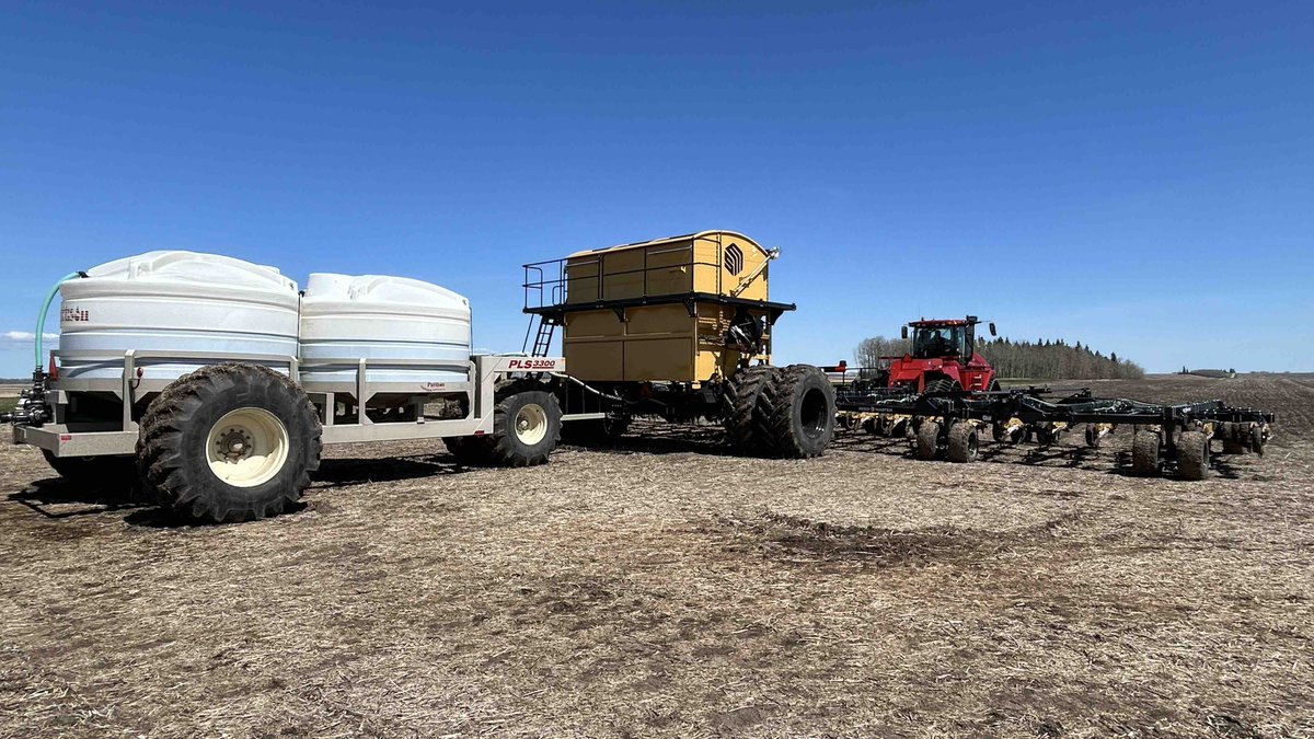 SeedMasterMfg's tweet photo. Did a startup in Norquay SK with two new #SeedMaster 70’ toolbars, each equipped with factory installed liquid distribution. One has an UltraPro II 360 onframe system & the other a UPII 530. Both dual tank, single shoot systems. Compact, efficient, precise. #FastUniformEmergence https://t.co/aIubOX5O4C