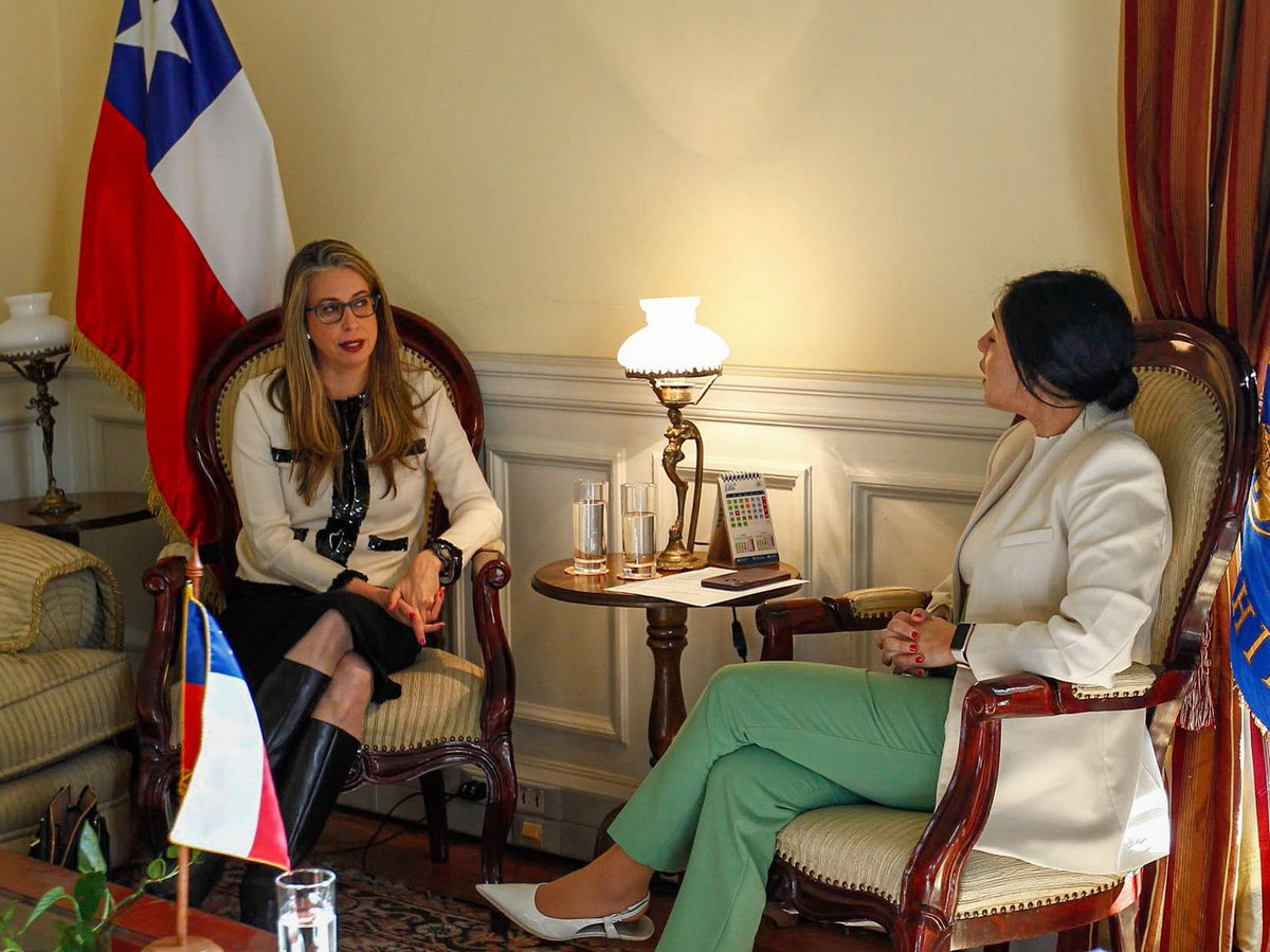 Muy buena reunión y saludo protocolar sostuvimos hoy con la embajadora de EE.UU, Bernadette Meehan, conversamos sobre varios temas de interés para nuestros países, la importancia de nuestras relaciones bilaterales y el desarrollo. 🇨🇱🇺🇸