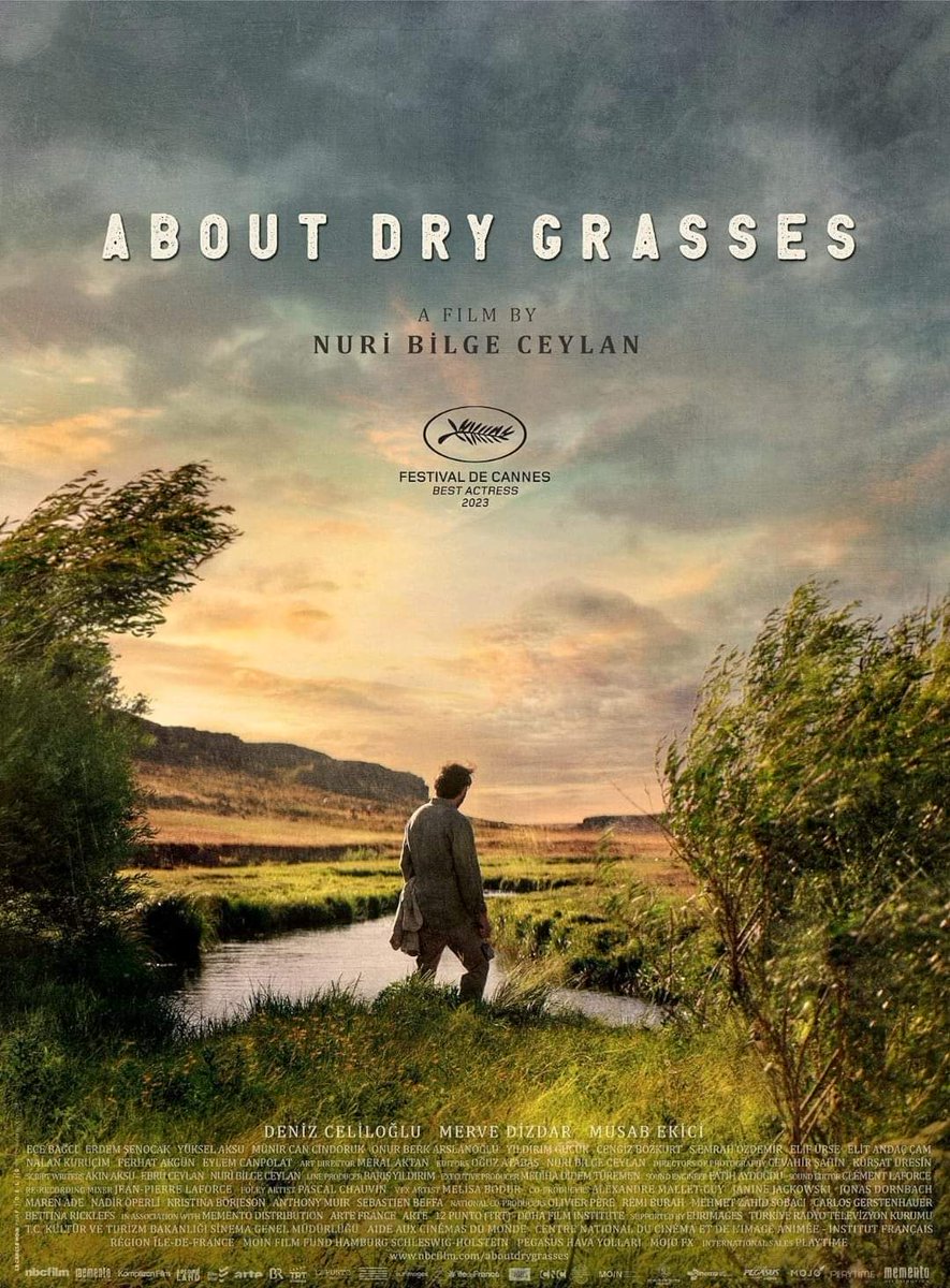 About Dry Grasses 2023

فيلم للمُخرج التركي المُبدع 'نوري جيلان'.هُنا تَقرأ أدباً لا تُشاهِد فِلماً.دراسة مُتأنّية للإنسان، لِوِحدته، وأنانيَّته..فيلم يَنبِش في دواخِل الإنسان، يتأمَّل في أُناسٍ يعيشون على الأطراف، ويَتَحرّكون داخل مساحات قليلة؛رُغم الفضاء الرَّحِب مِن حولِهم!