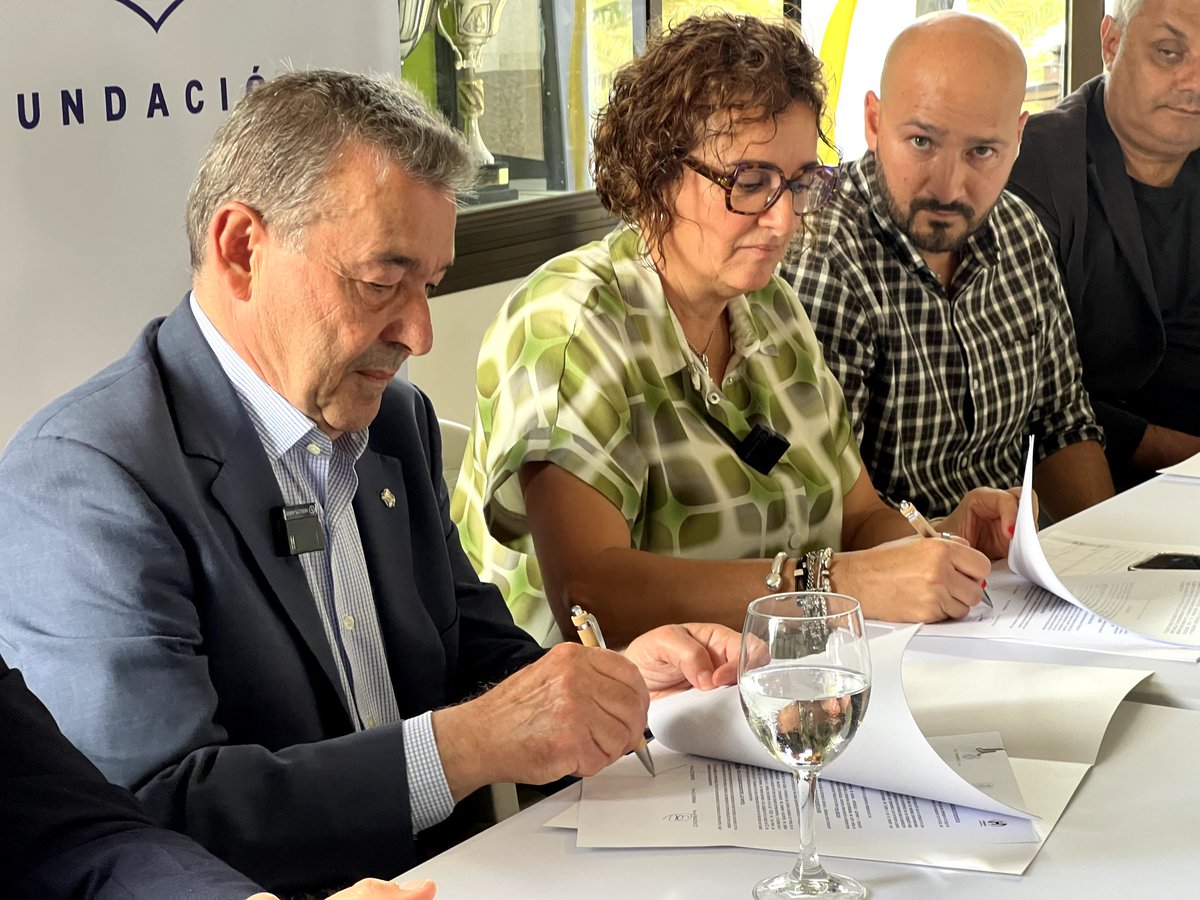 ⚪🔵 @PresidenteCDT suscribe el nuevo convenio de colaboración con el @HerbaniaCD y el #CDCharcoAtlético, en un acto celebrado en la sede del club de Fuerteventura 🙌. #CanteraCDT @CDTOficial @CDTFundacion #YoSoyElTenerife