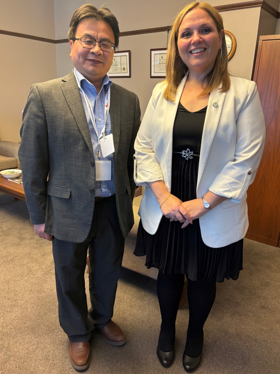 Thank you to Pingzhao Hu, a representative from The @sciencepolicy, part of the Science Meets Parliament initiative. It was great to connect and learn about some of his research, conducted at @WesternU along with some of the broader supports that are needed in many programs.
