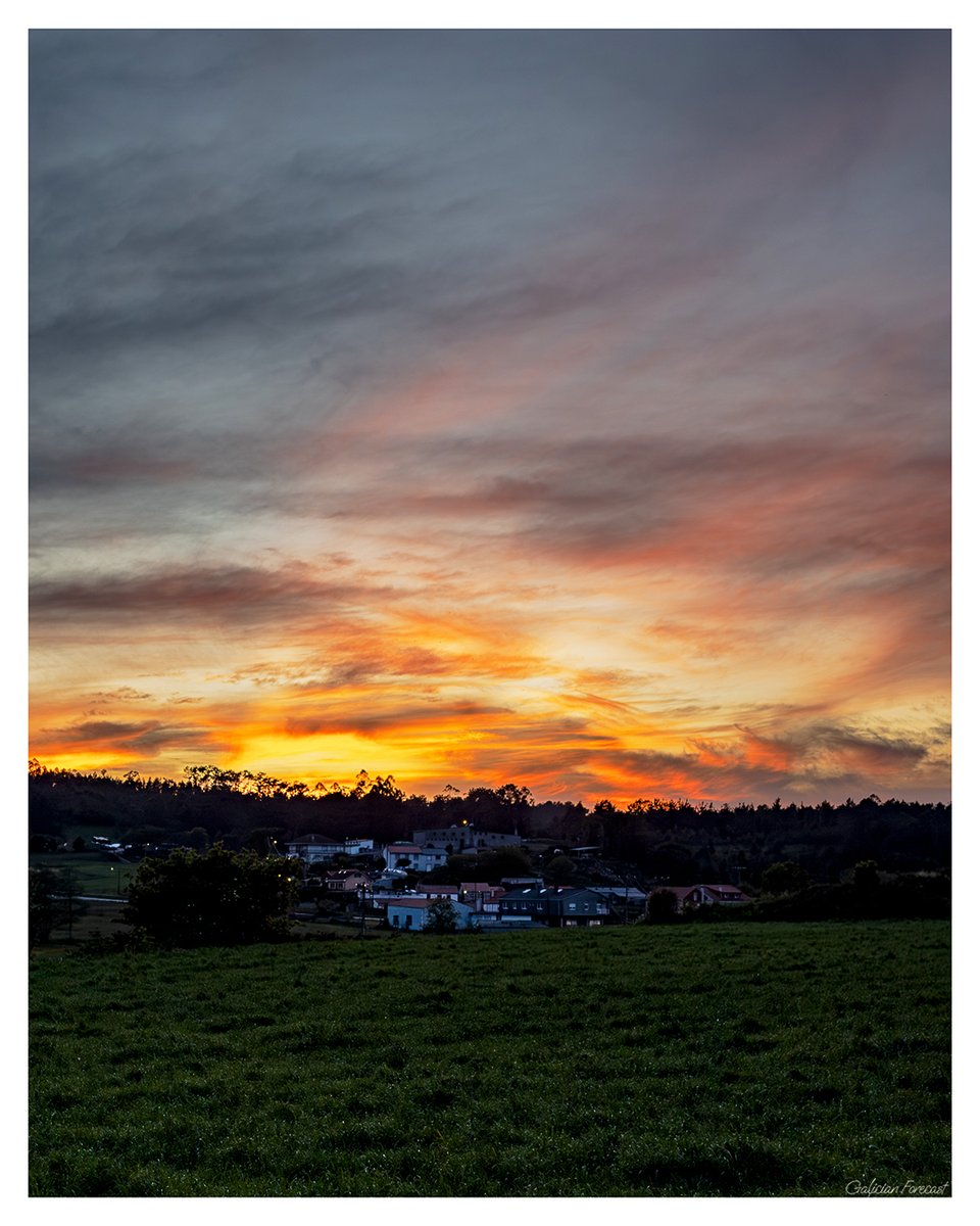 Otro de esos atardeceres marca de la casa en #Vimianzo #AtardeceresMágicos #Naturaleza #puestadesol #coruña